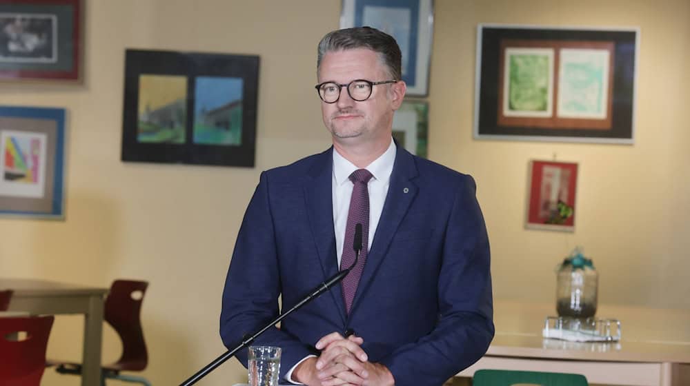 Bildungsminister Tischner zeigte sich mit Blick auf aktuelle Justizfälle, in denen es um Missbrauch durch Lehrer an Schülerinnen geht, erschüttert. (Archivbild) / Foto: Bodo Schackow/dpa