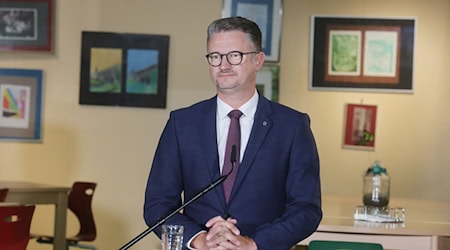 Bildungsminister Tischner zeigte sich mit Blick auf aktuelle Justizfälle, in denen es um Missbrauch durch Lehrer an Schülerinnen geht, erschüttert. (Archivbild) / Foto: Bodo Schackow/dpa