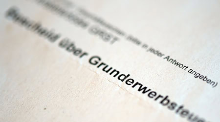 Die Senkung der Grunderwerbsteuer in Thüringen zum 1. Januar 2024 hat nicht zu mehr Geschäften auf dem Immobilienmarkt geführt. / Foto: Federico Gambarini/dpa