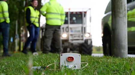 Sogenannte Geophone sollen Schallwellen, die von den Vibrationen der Spezialfahrzeuge erzeugt werden, aufzeichnen. Damit soll ein Bild des Erfurter Untergrunds entstehen und somit Auskunft über das Potenzial für Tiefengeothermie liefern. (Symbolbild)  / Foto: Bernd Thissen/dpa