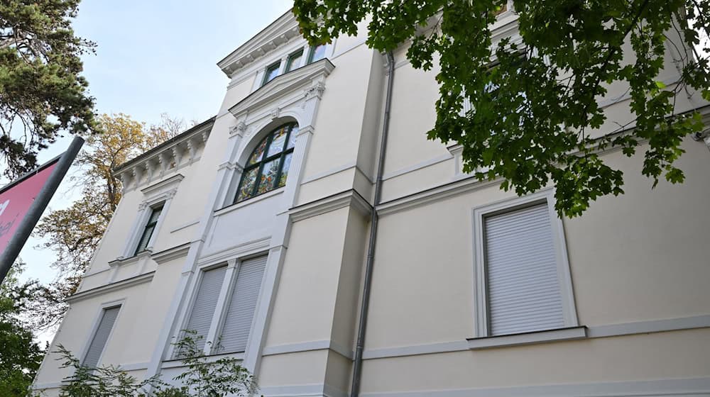 59 Arbeiten unter anderem von Henri de Toulouse-Lautrec und Alfons Mucha waren in der Ausstellung zur Plakatkunst des 19. Jahrhunderts im Kunsthaus Apolda zu sehen. (Archivfoto) / Foto: Martin Schutt/dpa