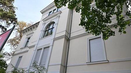 59 Arbeiten unter anderem von Henri de Toulouse-Lautrec und Alfons Mucha waren in der Ausstellung zur Plakatkunst des 19. Jahrhunderts im Kunsthaus Apolda zu sehen. (Archivfoto) / Foto: Martin Schutt/dpa