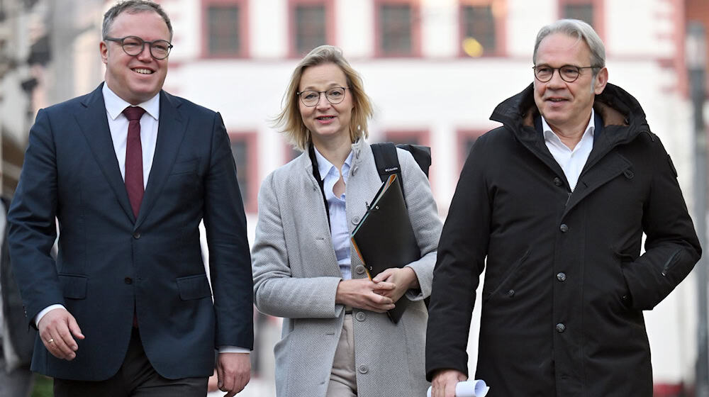 Mario Voigt (l, CDU), Ministerpräsident von Thüringen, Katja Wolf (BSW), Finanzministerin und stellvertretende Ministerpräsidentin von Thüringen, und Georg Maier (SPD), Minister für Inneres und Kommunales und zweiter stellvertretender Ministerpräsident von Thüringen, kommen gemeinsam zu einer Pressekonferenz im Haus Dacheröden. Sie ziehen Bilanz nach einem Jahr gemeinsamer Regierungsarbeit. / Foto: Martin Schutt/dpa