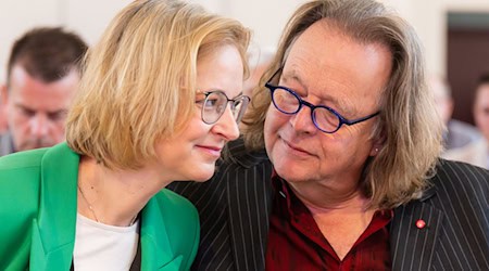 Katja Wolf und Gernot Süßmuth führen das Thüringer BSW als Doppelspitze. Vor dem Besuch des Bundeskanzlers kritisieren sie die Rüstungsausgaben des Bundes. (Archivild) / Foto: Michael Reichel/dpa