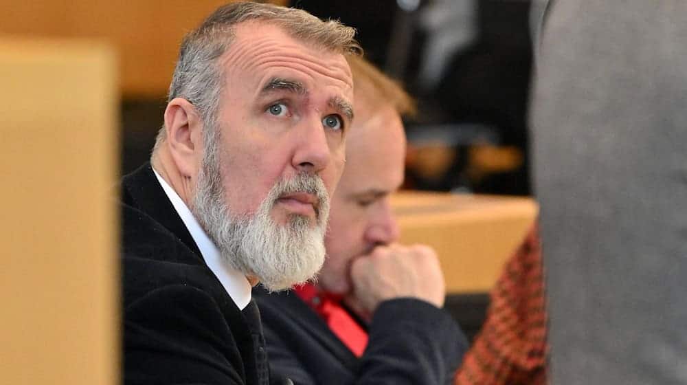 Der BSW-Politiker Steffen Schütz wendet sich gegen Kritik in den eigenen Reihen. (Archivbild) / Foto: Martin Schutt/dpa