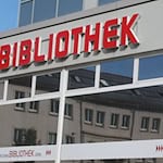 Im vergangenen Jahr entfielen 1,3 Bibliotheksbesuche auf einen Einwohner in Thüringen. (Archivbild) / Foto: Bodo Schackow/dpa