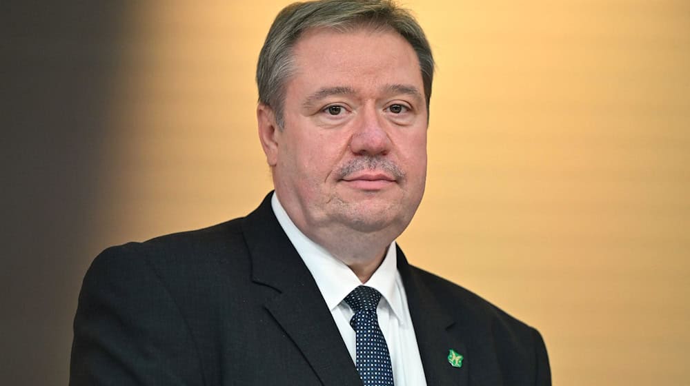 Noch keine Entwarnung bei der Finanzsituation der Kommunen sieht Steffen Kania, Bürgermeister von Saalfeld und Präsident des Thüringer Gemeinde- und Städtebunds. (Archivbild)   / Foto: Martin Schutt/dpa