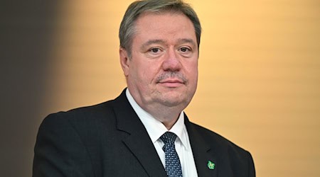 Noch keine Entwarnung bei der Finanzsituation der Kommunen sieht Steffen Kania, Bürgermeister von Saalfeld und Präsident des Thüringer Gemeinde- und Städtebunds. (Archivbild)   / Foto: Martin Schutt/dpa