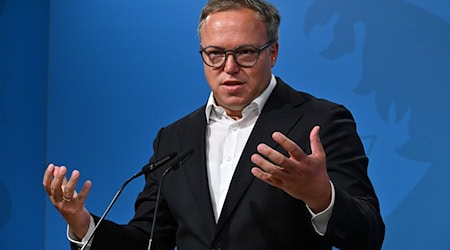 Thüringens Ministerpräsident Mario Voigt (CDU) kann sich in Zukunft eine Pflegevollversicherung vorstellen. (Archivbild) / Foto: Martin Schutt/dpa