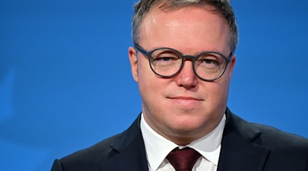 Thüringens Ministerpräsident Mario Voigt (CDU) hält eine Aktienrente für ein mögliches Zusatzangebot in der Altersvorsorge. (Archivbild) / Foto: Martin Schutt/dpa