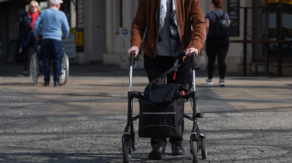 Die Thüringer Übergangsregelung für Nachbarschaftshilfe ist verlängert worden. (Symbolbild) / Foto: Fernando Gutierrez-Juarez/dpa