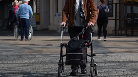 Die Thüringer Übergangsregelung für Nachbarschaftshilfe ist verlängert worden. (Symbolbild) / Foto: Fernando Gutierrez-Juarez/dpa