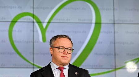 Thüringens Ministerpräsident Mario Voigt (CDU) dringt auf eine Lösung im Streit um Finanzierungsfragen zwischen Bund und Ländern. (Archivbild) / Foto: Martin Schutt/dpa