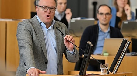 Thüringens Ministerpräsident Mario Voigt (CDU) stellte sich im Parlament in einer Regierungsbefragung den Fragen der Abgeordneten.  / Foto: Martin Schutt/dpa