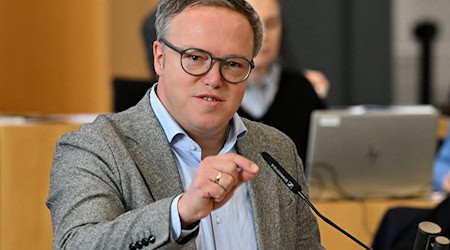 «Heute reißen wir die Mauern aus Überregulierung, Misstrauen und Papier ein», sagte Ministerpräsident Mario Voigt (CDU).  (Archivfoto)  / Foto: Martin Schutt/dpa