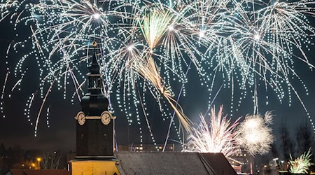 Wer die Silvesternacht draußen feiern möchte, muss vorsichtig sein. (Archivbild) / Foto: Michael Reichel/dpa
