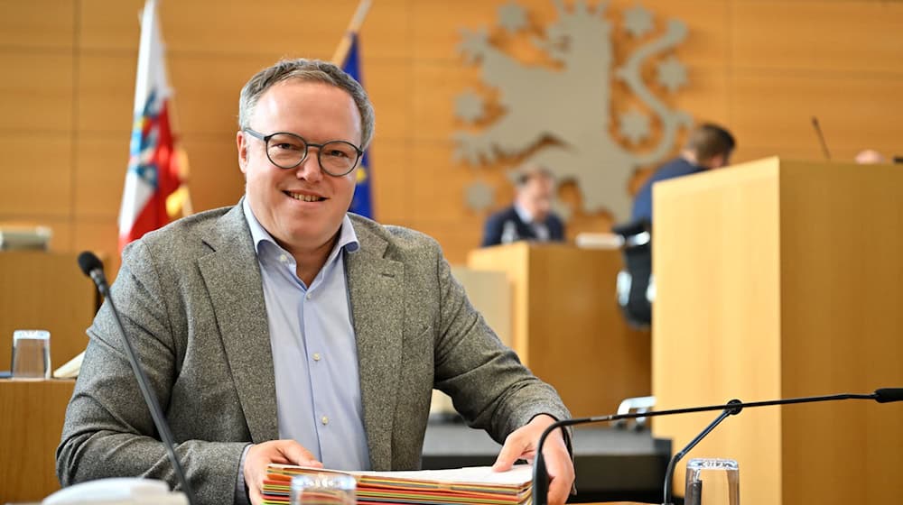 Thüringens Ministerpräsident Mario Voigt (CDU) ist froh über weniger Unterrichtsausfall im Freistaat. (Archivbild) / Foto: Martin Schutt/dpa
