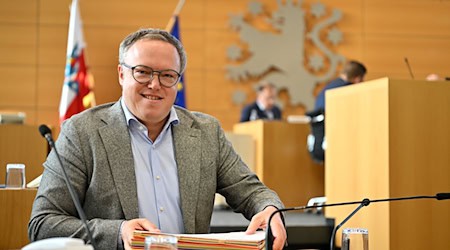 Thüringens Ministerpräsident Mario Voigt (CDU) ist froh über weniger Unterrichtsausfall im Freistaat. (Archivbild) / Foto: Martin Schutt/dpa