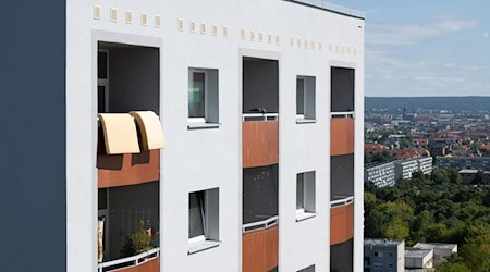 Bei der Sanierung ihrer Bestandsimmobilien sehen sich die Wohnungsunternehmen im Südosten von Klimaschutzvorgaben finaziell überfordert. (Archivbild) / Foto: Sebastian Kahnert/dpa