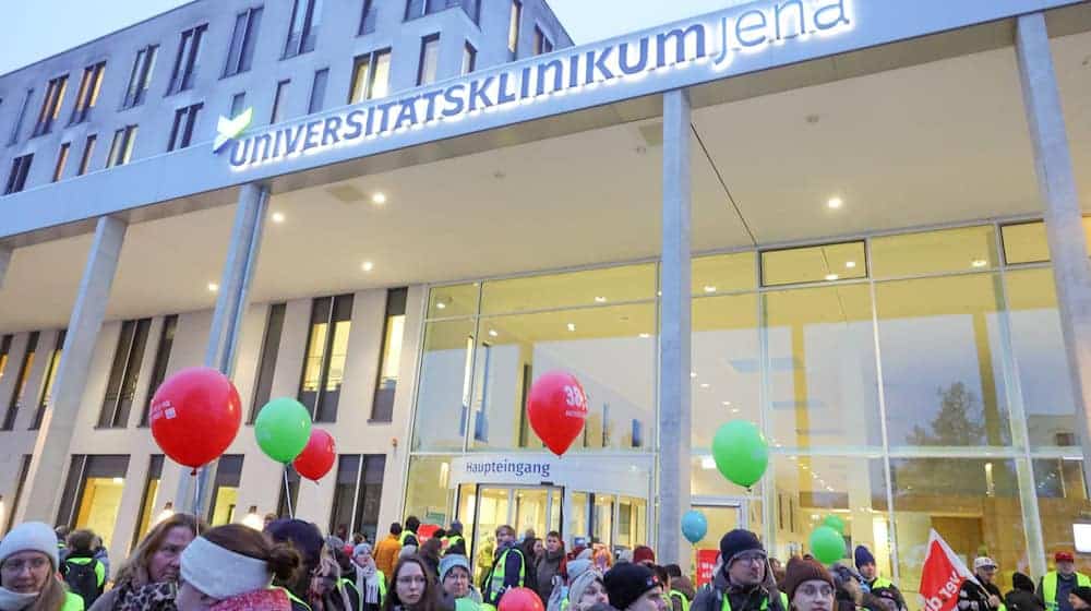 Auftakt zum Warnstreik am Universitätsklinikum Jena. / Foto: Bodo Schackow/dpa