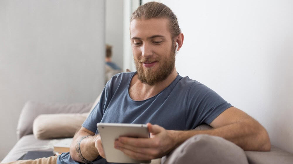 Digitale Unterhaltung ist für viele Menschen fester Bestandteil des Alltags geworden. / garetsvisual auf freepik.com