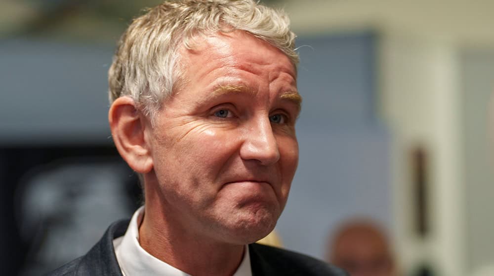 Thüringens AfD-Fraktionschef Björn Höcke kündigt ein konstruktives Misstrauensvotum gegen Ministerpräsident Mario Voigt (CDU) an. (Archivbild) / Foto: Andreas Arnold/dpa