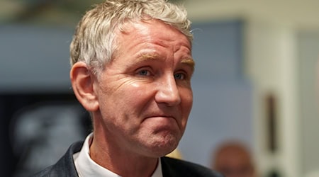 Thüringens AfD-Fraktionschef Björn Höcke kündigt ein konstruktives Misstrauensvotum gegen Ministerpräsident Mario Voigt (CDU) an. (Archivbild) / Foto: Andreas Arnold/dpa