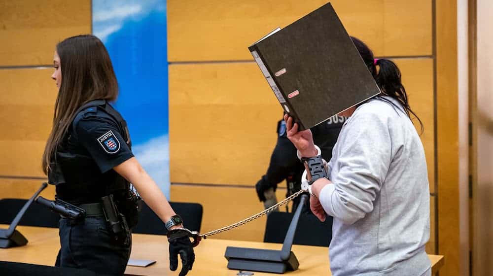 Die Angeklagte sitzt seit ihrer Festnahme in Untersuchungshaft. / Foto: Jacob Schröter/dpa