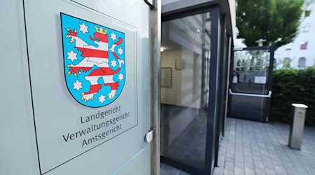 Im Prozess wegen versuchter Strafvereitelung hat sich der angeklagte Anwalt zunächst nicht zu den Vorwürfen geäußert. (Archivbild) / Foto: Bodo Schackow/dpa