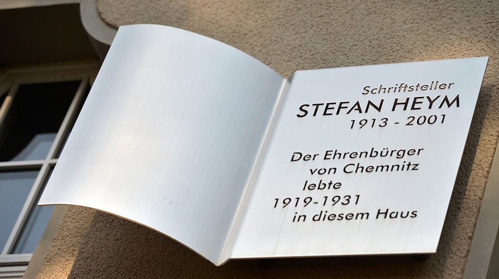Am einstigen Wohnhaus der Familie von Stefan Heym in Chemnitz erinnert eine Tafel an den Schriftsteller (Archivbild) / Foto: picture alliance / ZB