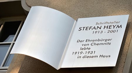 Am einstigen Wohnhaus der Familie von Stefan Heym in Chemnitz erinnert eine Tafel an den Schriftsteller (Archivbild) / Foto: picture alliance / ZB