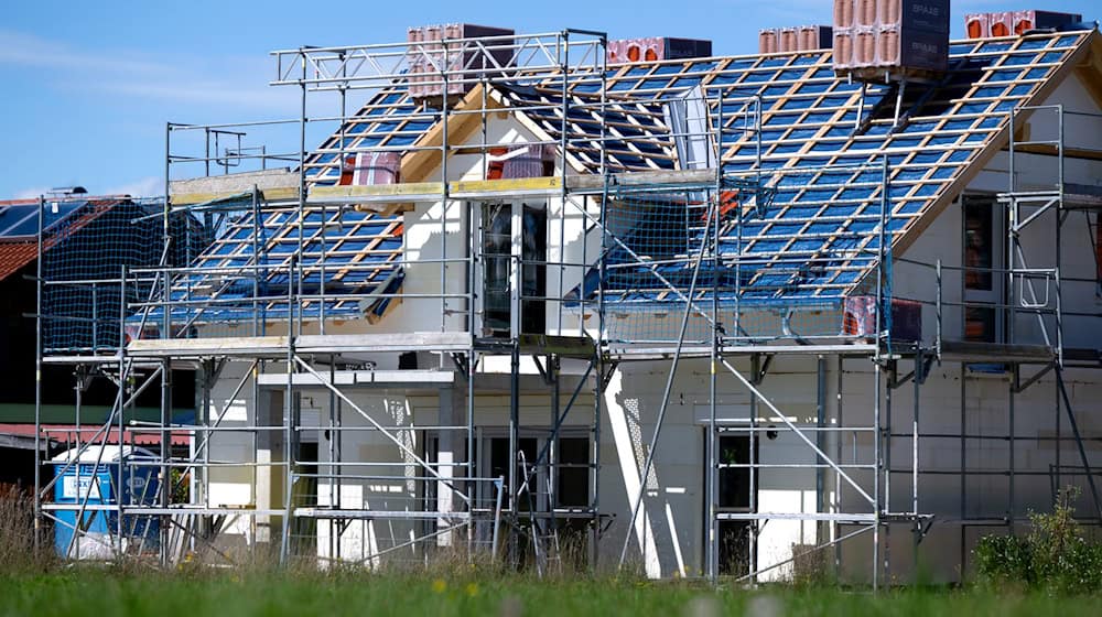 Höhere Lohn- und Materialkosten haben die Baupreise im vergangenen Jahr in Thüringen steigen lassen. (Archivbild) / Foto: Sven Hoppe/dpa
