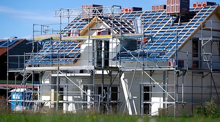 Höhere Lohn- und Materialkosten haben die Baupreise im vergangenen Jahr in Thüringen steigen lassen. (Archivbild) / Foto: Sven Hoppe/dpa