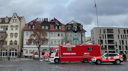 An dem bei dem Brand in der Silvesternacht schwerbeschädigten Eckhaus erfolgen in den kommenden zwei Wochen die Abbrucharbeiten. (Archivbild)  / Foto: Marie Frech/-/dpa