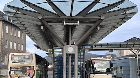 Aufgrund der immer schwierigen finanziellen Situation werden in Zukunft möglicherweise Abstriche beim Bus-Angebot in Thüringen eintreten. / Foto: Martin Schutt/dpa