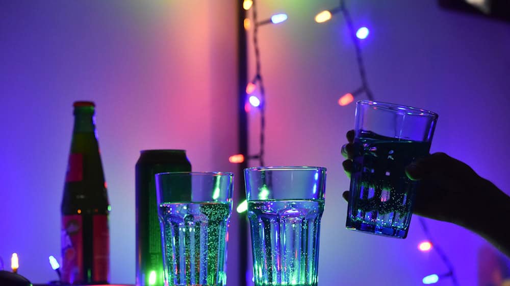 Die CDU-Fraktion drängt auf eine statistische Erfassung von Straftaten mit K.-o.-Tropfen in Thüringen. (Symbolbild) / Foto: Christian Thiele/dpa/dpa-tmn