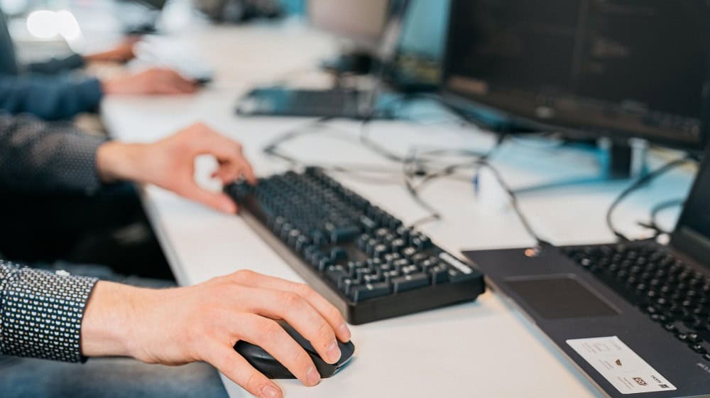 Digitale Arbeit nutzt globale IT – nationale Standards greifen oft nur begrenzt. / Foto: GDK-software auf Pixabay.com