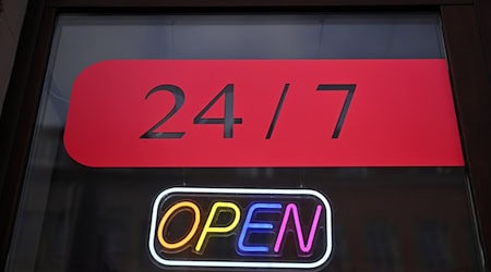 Für 24/7-Läden soll es bald rechtliche Klarheit geben.  / Foto: Martin Schutt/dpa