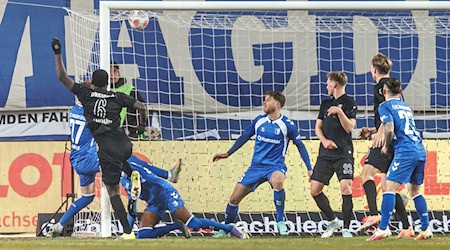  Kofi Amoako (2.v.l, Dynamo Dresden) trifft zum 1:1. / Foto: Andreas Gora/dpa