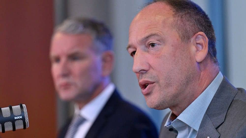 Der AfD-Innenpolitiker Ringo Mühlmann sieht in drei Lebenszeitverbeamtungen von Staatssekretären den Versuch, Posten für Funktionäre abzusichern. (Archivbild) / Foto: Martin Schutt/dpa