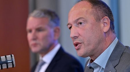 Der AfD-Innenpolitiker Ringo Mühlmann sieht in drei Lebenszeitverbeamtungen von Staatssekretären den Versuch, Posten für Funktionäre abzusichern. (Archivbild) / Foto: Martin Schutt/dpa