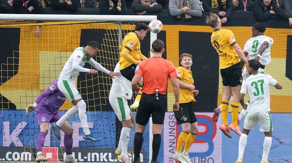  Thomas Keller (M, Dynamo Dresden) trifft per Kopfball zum 1:0. / Foto: Sebastian Kahnert/dpa