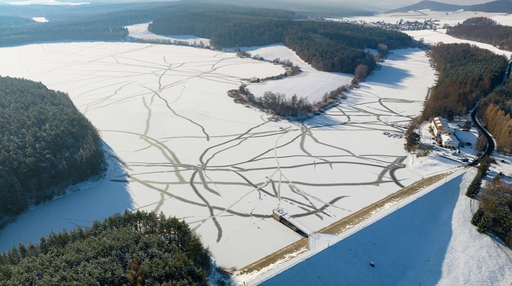 Die Thüringer Fernwasserversorgung warnt davor, die Eisflächen zu betreten. Die Gefahr, dass das Eis bricht, ist an den Stauanlagen extrem hoch. (Archivbild) / Foto: Michael Reichel/dpa