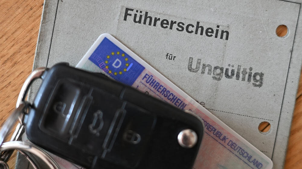In der EU sollen ab 2033 nur noch einheitliche Führerscheine im Umlauf sein. (Symbolbild) / Foto: Arne Dedert/dpa/dpa-tmn