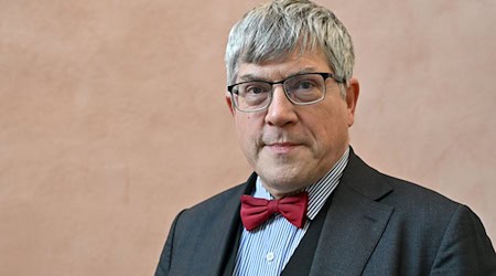 Mehr Menschen richten sich an die evangelische Kirche, um sich zur Wehrpflicht beraten zu lassen. (Archivbild) / Foto: Martin Schutt/dpa