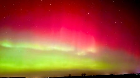 Die Polarlichter leuchten über Sachsen-Anhalt.  / Foto: Thomas Schulz/dpa