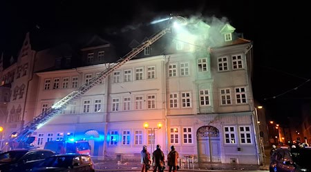 Das Feuer griff später auch auf weitere Dachstühle des historischen Gebäudekomplexes über.  / Foto: Marie Frech/dpa