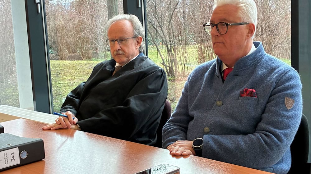 Guy Montavon (r), ehemaliger Generalintendant des Theaters Erfurt, geht vor dem Arbeitsgericht Erfurt gegen seine fristlose Kündigung vor. / Foto: Marie Frech/dpa