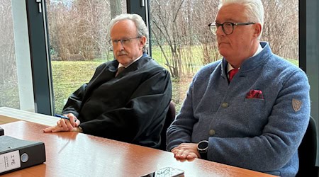 Guy Montavon (r), ehemaliger Generalintendant des Theaters Erfurt, geht vor dem Arbeitsgericht Erfurt gegen seine fristlose Kündigung vor. / Foto: Marie Frech/dpa