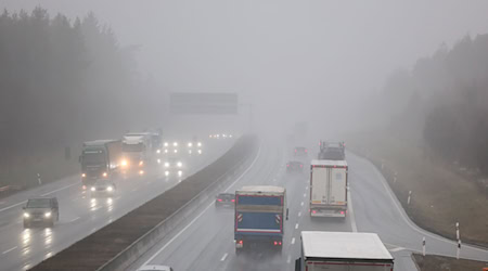 Das Wetter beeinträchtigt den Verkehr auf den Straßen Thüringens und führt zu gefährlichen Bedingungen für Autofahrer. (Symbolbild) / Foto: Jan Woitas/dpa